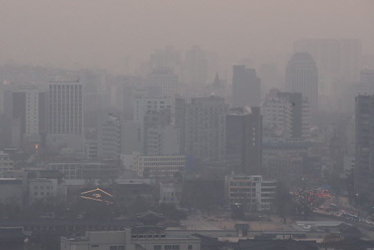 미세먼지가 연일 기승을 부리자 4일 장 초반 관련주들이 모두 강세를 보이고 있다. 사진은 작년 12월 미세먼지와 안개로 뿌연 아침. 연합뉴스 제공.